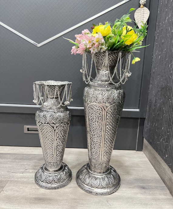 Vintage Silberne Blumenvase: Handgefertigtes Blumendekor, 60 cm