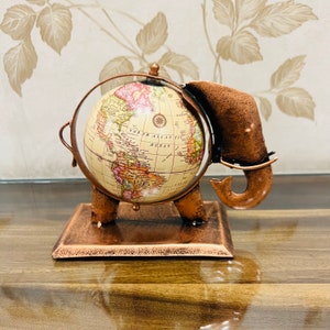 Attraktiver Vintage-Stil Globus auf Kupfermetall-Elefanten-Stand, detaillierte Karte, ungewöhnliches Vintage Sammlerstück, Büro-Dekor, Tisch-Dekor, Geschenke