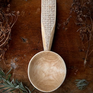 Hazel wood giant scoop with kolrosing pattern