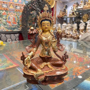 23 cm, groen tara-standbeeld, deels verguld, schmink, stenen set, handgemaakt in Nepal.
