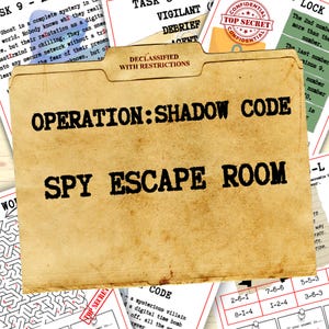 Può includere: Una cartella in stile vintage con il testo "OPERATION: SHADOW CODE" e "SPY ESCAPE ROOM" in grassetto nero. La cartella è circondata da altri documenti con testo e un timbro "TOP SECRET", suggerendo un gioco a tema spionistico.