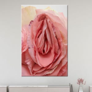 Lienzo decorativo con una rosa rosa romántica: estampado floral suave para dormitorio o sala de estar