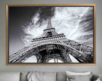 以下が含まれることがあります： フランスのパリにあるエッフェル塔の白黒写真。塔は下から見上げており、上空には空と雲が見えます。