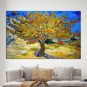 Puede incluir: Una pintura de un gran árbol amarillo con un tronco grueso y ramas que se extienden hacia un cielo azul. El árbol está situado sobre un fondo de colinas onduladas y un campo de hierba amarilla.