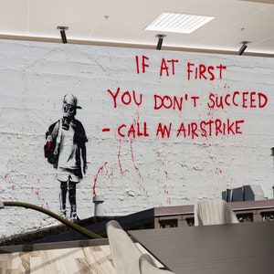 Street Art, Decorazione murale, Carta adesiva, Regalo per lui, Adesivi murali Banksy "Chiama un attacco aereo", Murale moderno, Carta da parati con graffiti 3D