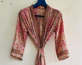 Kimono de seda floral: prenda elegante para estar en casa o para la playa.