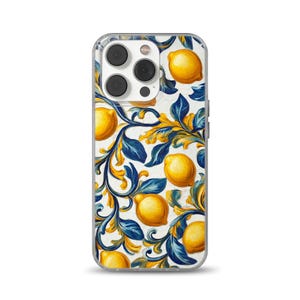 Peut inclure: Une coque de téléphone transparente avec un motif coloré représentant des citrons, des feuilles bleues et jaunes et un fond blanc. La coque est conçue pour un iPhone.