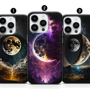Peut inclure: Trois coques de téléphone iPhone avec des motifs différents représentant un croissant de lune et des étoiles sur un fond sombre. La première coque a une lune jaune, la deuxième a un fond violet et rose, et la troisième a une lune bleue.