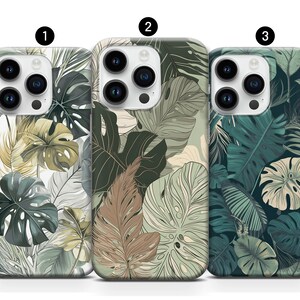 Könnte beinhalten: Drei verschiedene Handyhüllen mit einem tropischen Blatt-Muster. Die Hüllen sind weiß, braun und grün.
