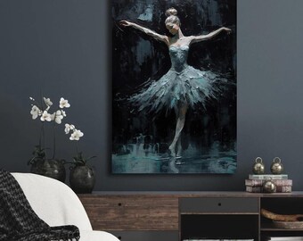 Könnte beinhalten: Ölgemälde einer Ballerina in einem hellblauen Tutu, die Arme ausgestreckt, vor einem dunklen, stimmungsvollen Hintergrund. Das Kunstwerk fängt die Anmut und Bewegung der Tänzerin mit ausdrucksstarken Pinselstrichen ein und erzeugt ein Gefühl von Fluidität und Eleganz.