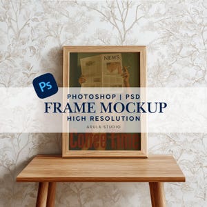 Könnte beinhalten: Ein Holzrahmen mit dem Text "FRAME MOCKUP" und "Coffee Time" auf einem Holztisch. Das Bild zeigt eine Person, die eine Zeitung liest. Der Hintergrund ist eine florale Tapete.