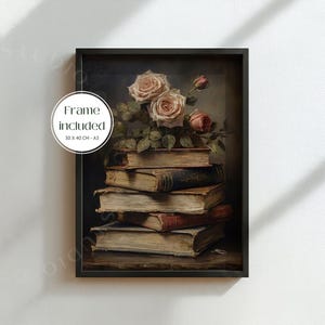 Könnte beinhalten: Gerahmter Kunstdruck mit einem Stillleben aus alten Büchern und Rosen. Die Bücher sind gestapelt, mit gealterten Einbänden. Zarte rosa Rosen und grüne Blätter liegen auf den Büchern. Der Rahmen ist schwarz, und die Größe beträgt 30 x 40 cm - A3.