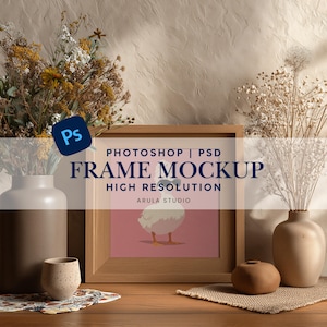 Könnte beinhalten: Ein Holzrahmen-Mockup mit dem Text "FRAME MOCKUP HIGH RESOLUTION" und einer Cartoon-Ente auf rosa Hintergrund. Der Rahmen steht auf einer Holzoberfläche, mit Vasen mit Trockenblumen und dekorativen Gegenständen.