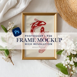 Könnte beinhalten: Goldener rechteckiger Rahmen-Mockup mit einer rot-weißen Koi-Fisch-Illustration. Der Rahmen befindet sich auf einer weißen Oberfläche, mit dem Text "FRAME MOCKUP" und "HIGH RESOLUTION". Das Bild enthält ein Photoshop-Logo und florale Akzente.