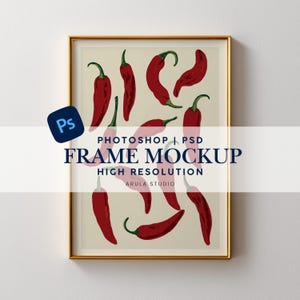 Könnte beinhalten: Ein gerahmter Kunstdruck mit einem beigefarbenen Hintergrund, der ein Muster aus roten Chilischoten zeigt. Der Rahmen ist goldfarben. Der Druck zeigt den Text "FRAME MOCKUP" und "HIGH RESOLUTION". Das Bild enthält auch das Photoshop-Logo und den Text "ARULA STUDIO".