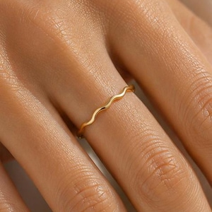 Bague vague en or • Bague empilable minimaliste • Bague de remplissage en or 14 carats • Bague ondulée délicate • Jonc en or fin • Cadeau de bijoux moderne • Bijoux de plage