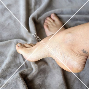 FeetPics.com Review: How To Sell Feet Pics on FeetPics,com