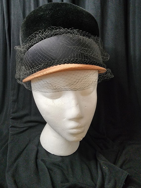 1950's Velvel Cloche Hat Lecie with Picardy Body M