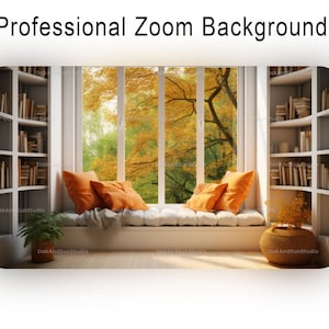 Könnte beinhalten: Ein weißer Fensterplatz mit orangenen Kissen und Blick auf Herbstbäume. Bücherregale säumen die Wände und sind mit Büchern gefüllt. Eine Topfpflanze steht auf dem Boden.