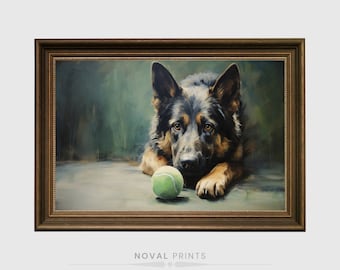 Op de afbeelding: Een ingelijst schilderij van een Duitse herder die ligt met een groene tennisbal voor zich. De hond heeft een zwart-bruine vacht en kijkt recht naar de kijker.