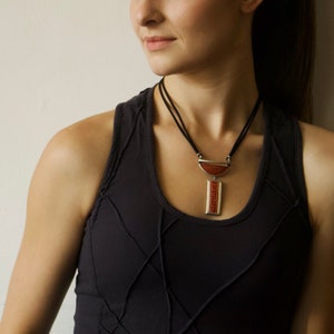 Rote zeitgenössische ethnische Halskette Afrikanischer Schmuck Strauß Eierschale Anhänger Boho Choker Upcycled Einzigartiger handgemachter nachhaltiger Schmuck