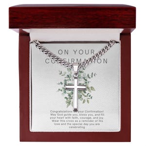 Könnte beinhalten: Eine silberne Kreuz-Anhänger-Halskette, präsentiert in einer Holzgeschenkbox. Die Halskette hat eine Panzerkette und einen einfachen Kreuzanhänger. Die Box enthält eine Karte mit dem Text "ON YOUR CONFIRMATION" und eine Glückwunschbotschaft.