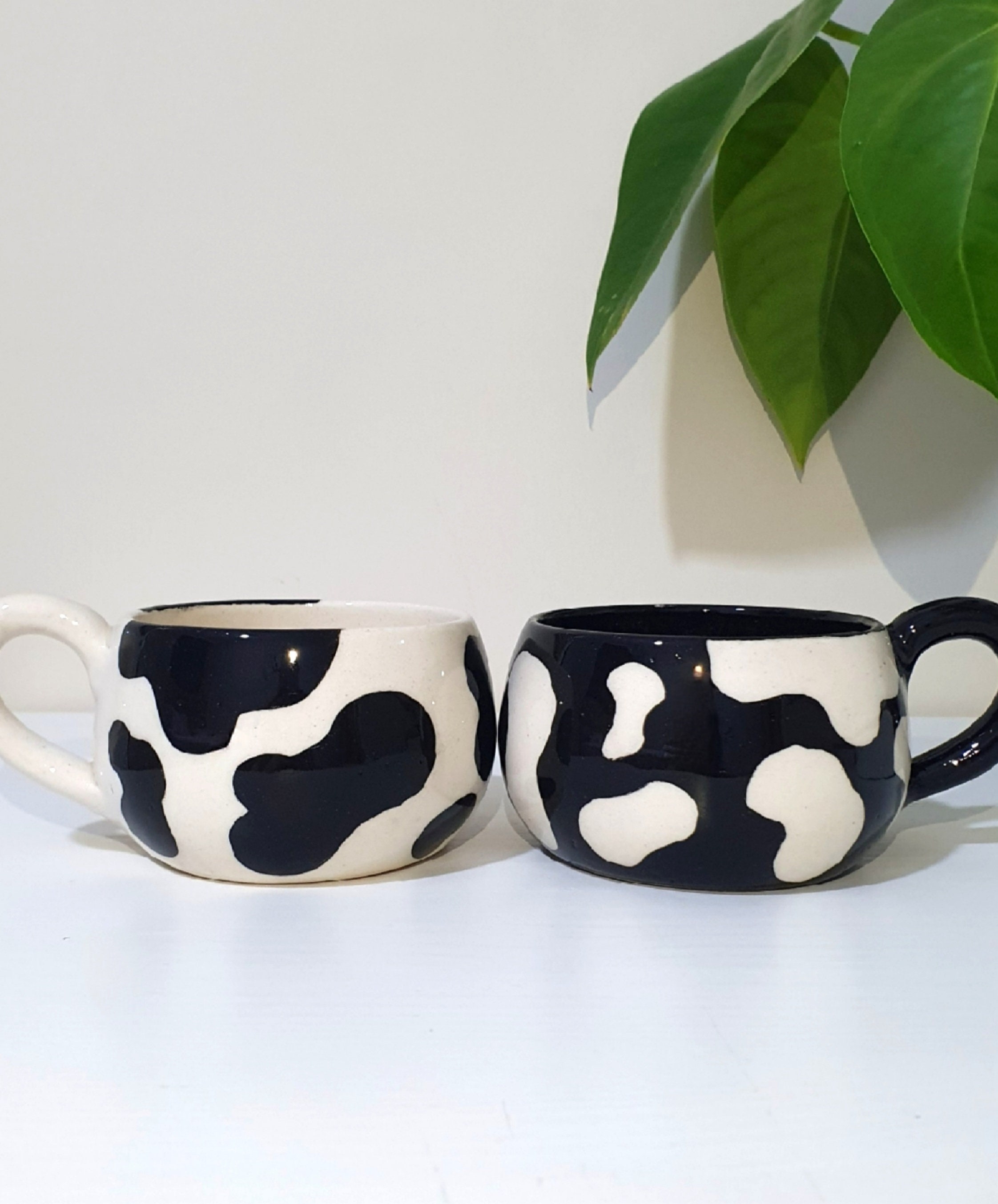 CANECA COW SPOT - Conjunto de cerâmica artesanal para casal, xícara de café com padrão dálmata pintada à mão em preto e branco, cerâmica de vaca feita à mão e manchada