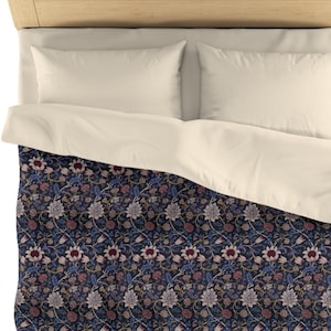 Funda nórdica floral William Morris - Evenlode, azul marino, flores rosas, mcm, artesano, diseño moderno, tradicional, de arte y artesanía de mediados de siglo