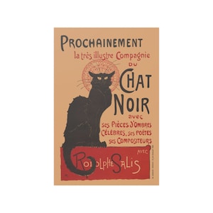 Peut inclure: Une affiche vintage annonçant le cabaret Chat Noir à Paris, France. L'affiche présente un chat noir assis sur une scène rouge avec le texte "PROCHAINEMENT la très illustre Compagnie DU CHAT NOIR avec Ses PIÈCES D'OMBRES CÉLÈBRES, SES POËTES Ses COMPOSITEURS AVEC  ROLPHE SALIS" en français.