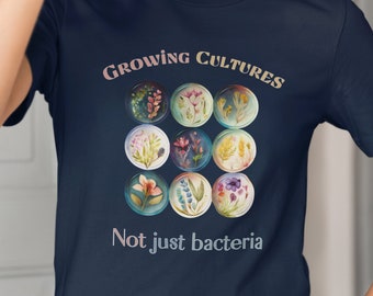 Camiseta de ciencia con diseño floral de placa de Petri - Divertida camiseta de microbiología para mujeres en STEM