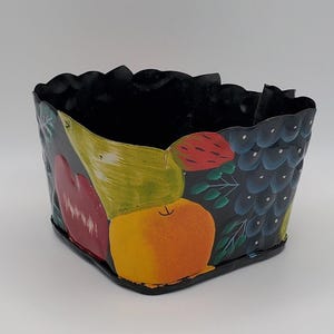 Maceta vintage Toleware con motivos frutales pintada a mano