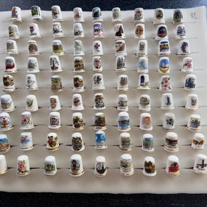 Enorm veel 302 vintage verzamelbare souvenir vingerhoedjes - bulkcollectie, fijn porselein, porselein, porselein en keramiek, reismemorabilia