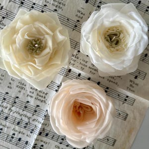 Handmade Rose Candle in Ceramic Bowl – Beeswax Blend Floral Candle with Light Honey & Rose Scent – Decorative Gift