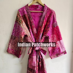 Könnte beinhalten: Eine rosa und lila Patchwork-Robe mit einem Bindegürtel. Die Robe ist aus Kantha-Stoff gefertigt, einem traditionellen indischen handgenähten Stoff. Die Robe ist perfekt zum Entspannen zu Hause oder für einen besonderen Anlass.