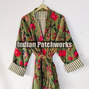 Puede incluir: Bata verde con estampado floral, flores rojas y cintur&oacute;n a juego. La bata tiene pu&ntilde;os a rayas y un interior a rayas. El texto "Indian Patchworks" est&aacute; en la parte delantera de la bata.