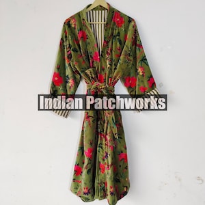 Puede incluir: Bata verde con estampado floral con flores rojas y un interior a rayas. La bata est&aacute; colgada de una percha sobre un fondo blanco. El texto "Indian Patchworks" est&aacute; en la parte delantera de la bata.