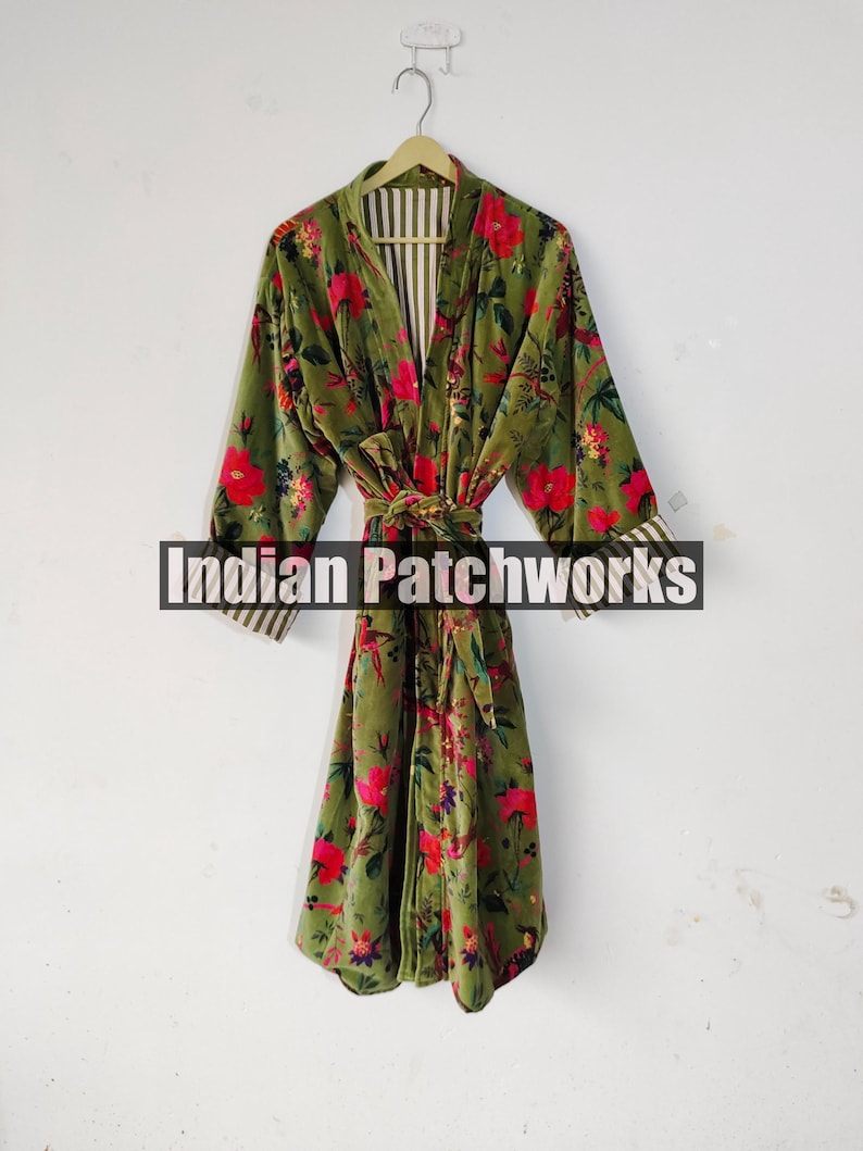 Puede incluir: Bata verde con estampado floral con flores rojas y un interior a rayas. La bata est&aacute; colgada de una percha sobre un fondo blanco. El texto "Indian Patchworks" est&aacute; en la parte delantera de la bata.