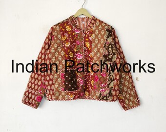 Wendejacke aus gesteppter Patchwork-Baumwolle: Bedruckter Kantha-Mantel aus Indien
