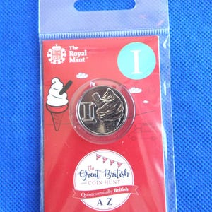 Può includere: Una moneta da 10p del Regno Unito del 2018 non circolata in una custodia di plastica trasparente. La moneta presenta un disegno a cono gelato. Il retro della carta rossa riporta il testo "The Great British Coin Hunt" e "Quintessentially British".