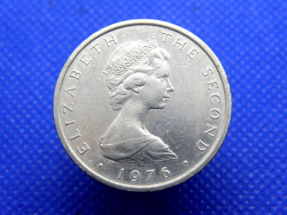 【超貴重・最終値下げ】2000年 エリザベス女王 記念硬貨 珍しい青色硬貨 超貴重・最終値下げ】2000年 エリザベス女王 記念硬貨 珍しい青色硬貨