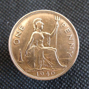 MONETA 85° COMPLEANNO - Moneta da PENNY britannica del 1940 - Re Giorgio VI - Bronzo - Grande vecchia moneta da 1 penny - Pulita - Regalo originale autentico (OS01.1)