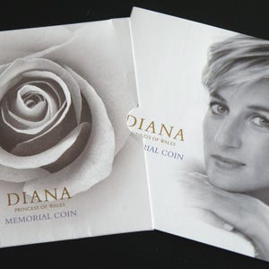 1999 PRINSESSAN DIANA Minneskrona - Brittisk Q.E.I.I. Fempundskrona - Royal Mint-mapp - Folkets prinsessa - Fördecimal. (XY07)