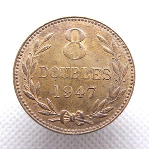 1947 GUERNSEY BRONZE 8 DOUBLES Münze - Kanalinseln Münze - Dreischild-Design. Original Echte Bronze Münze - Bronze Penny Münze (OS01.2)