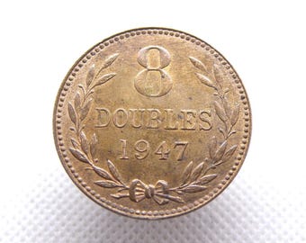 1947 GUERNSEY BRONZE 8 DUBBELE munt - Kanaaleilanden munt - ontwerp met drie schilden. Originele echte munt - Bronzen pennymunt (OS01.2)