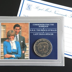 1981 CHARLES OCH PRINSESSAN DIANA Kronmynt - Brittiskt Q.E.I.I. Fem Shillingmynt - Royal Mint-mapp - Kungligt bröllop - Fördecimal. (XY07.2)