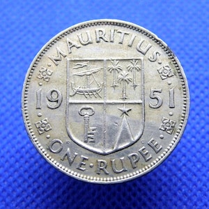 MAURITIUS 1951 RUPEE Coin - British Commonwealth - King George VI / Shield Design - Copper Nickel Coin - Good Grade  (VI14)