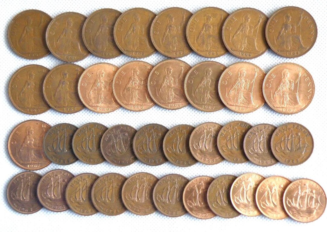 37x Old British Bronze Coins: Queen Elizabeth II - Pennies