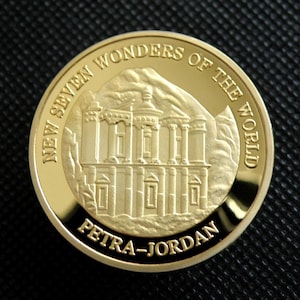 Medallón de Petra, Jordania - Medalla chapada en oro - Serie 'Las Nuevas Siete Maravillas del Mundo' - 40 mm Acabado esmerilado/tipo espejo (XZ02)
