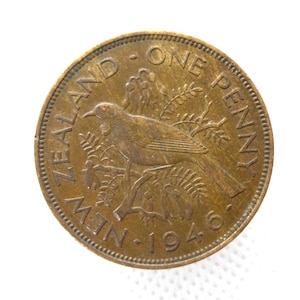 Moneta da un centesimo della Nuova Zelanda del 1946 - Disegno di un uccello Tui su un ramo - Moneta autentica del Commonwealth della Nuova Zelanda emessa da Re Giorgio V - Moneta in bronzo (OS01.2)
