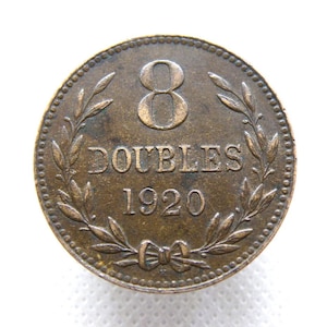 Moneta GUERNSEY BRONZE 8 DOUBLES del 1920 - Isole del Canale - Guernsey Three Shield Design - Originale genuino - Moneta in bronzo britannica regalo (OS01.2)
